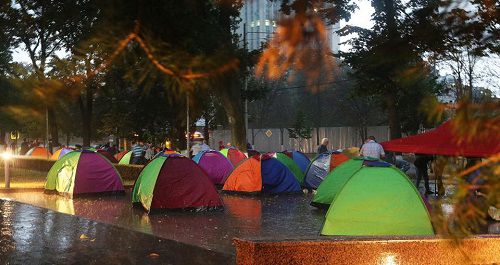 Палаточный «Городок Победы», установленный Партией социалистов РМ, готов к зимнему сезону.