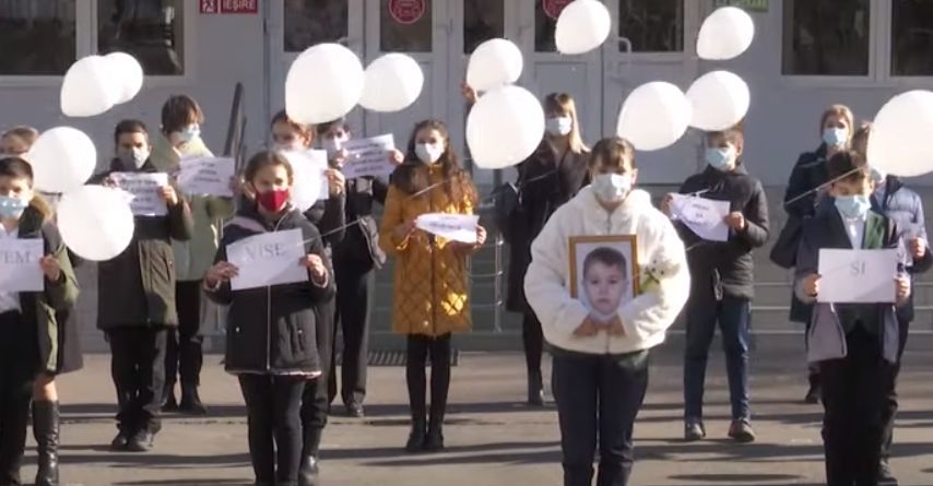 В лицее им. Иона Крянгэ почтили память ученика, погибшего в ДТП.