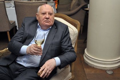 Горбачев считает, что не надо было ограничивать торговлю алкоголем и провоцировать самогоноварение. Фото:  «Коммерсантъ»