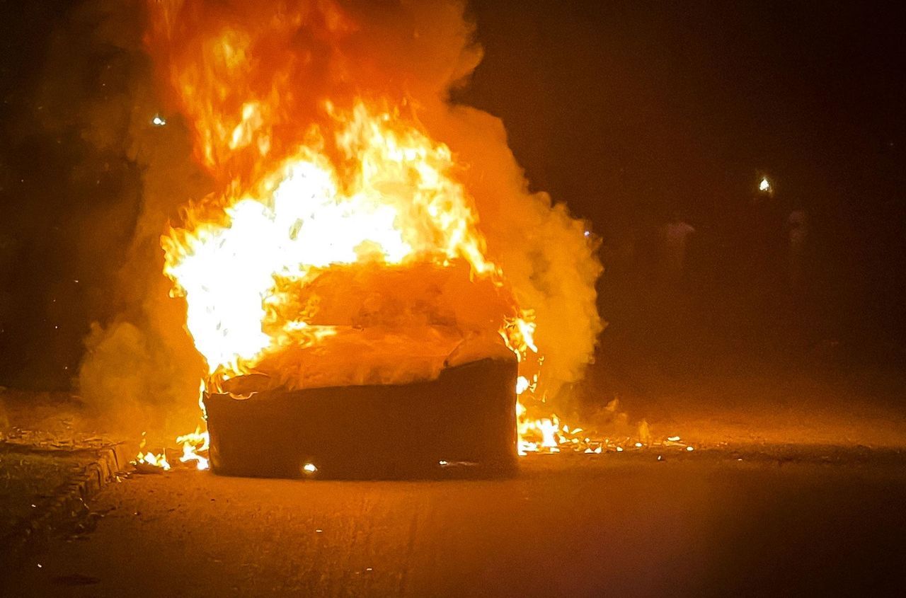 Самая мощная Tesla Model S загорелась прямо во время движения.