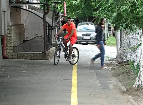 Seful directiei transport a primariei nu vede nimic grav nici in faptul ca pistele au fost trasate la nimereala prin parcuri si pe trotuare.