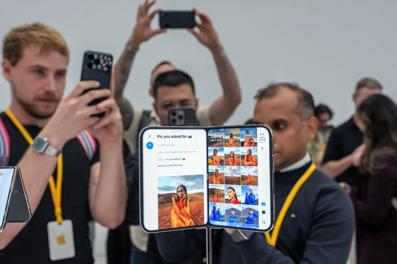 Первый складной iPhone раскупили за считанные минуты после старта заказов.