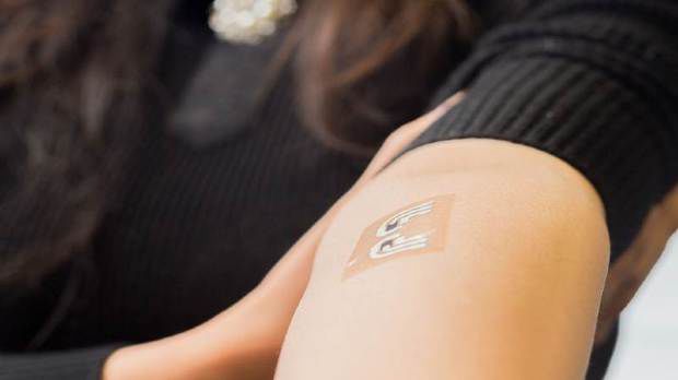 Dispozitivul de forma unui tatuaj îi spune telefonului tău cât ai băut. Foto: Playtech