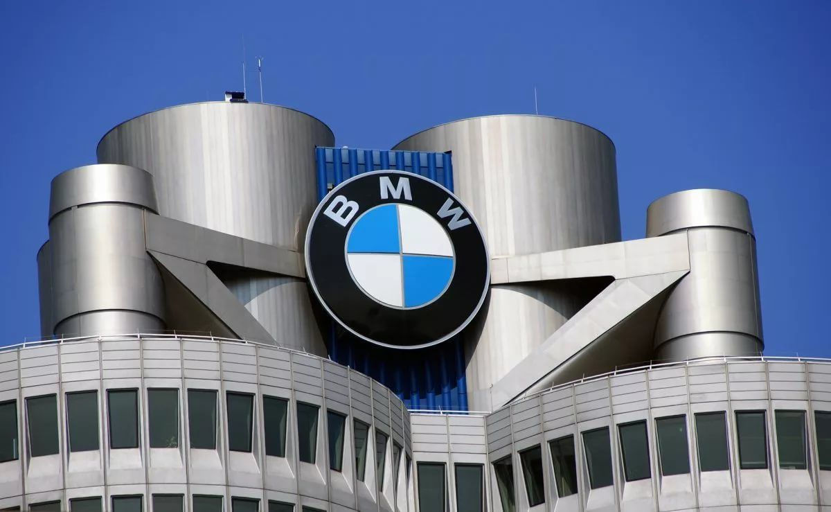 Прибыль BMW упала почти на четверть из-за американских пошлин и слабого спроса в Китае.