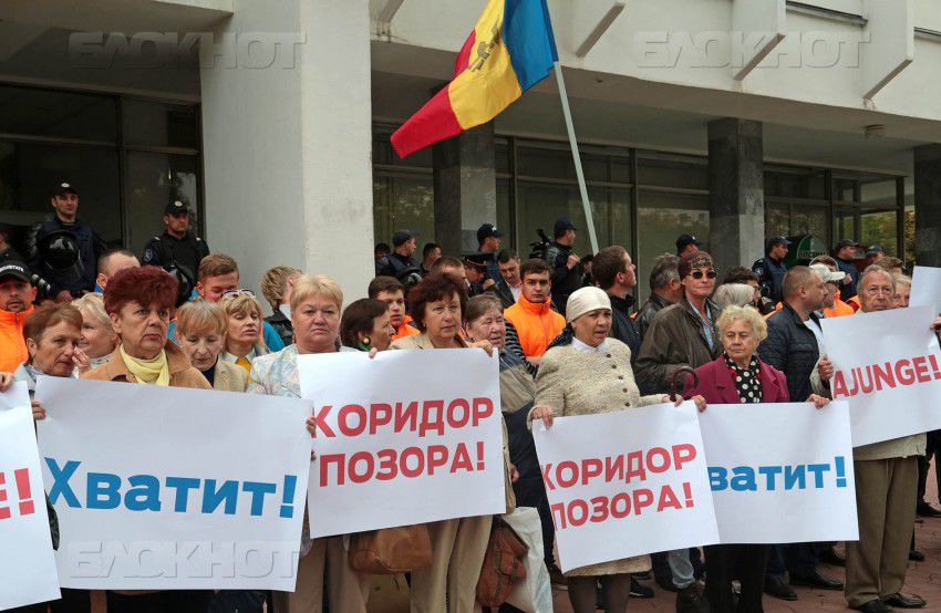 Граждане хотели устроить депутатам так называемый коридор позора и освистать их за совершенные преступления против народа.