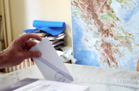 Но последние опросы показывали, что правоцентристы и левые радикалы пользуются одинаковой поддержкой, примерно по 30%. 