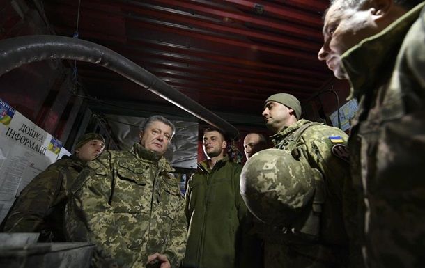 Порошенко посетил прифронтовую зону Донбасса.