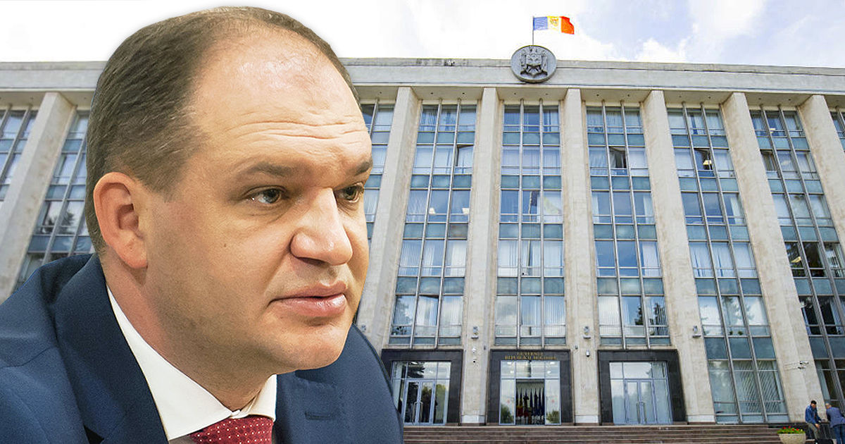 Чебан: В кабинетах правительства сидят с открытыми окнами из-за жары. Коллаж: Point.md