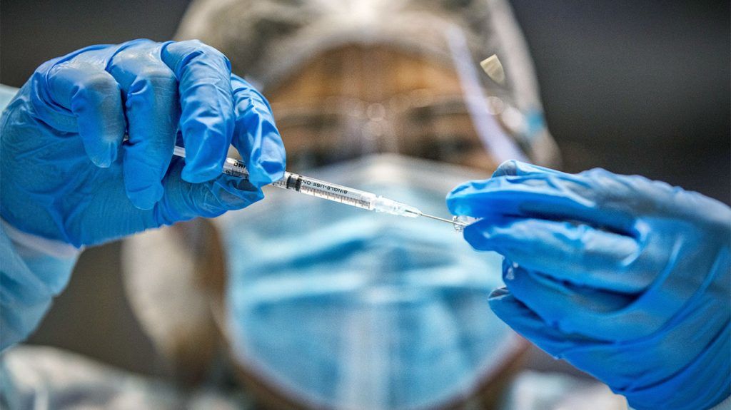 Вакцины Johnson, Pfizer и "Спутник V" адаптируют под "омикрон"-штамм.