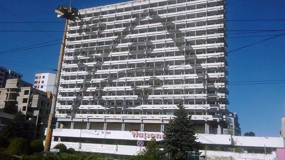 Autorii desenului de pe hotel au povestit despre cum a decurs procesul de vopsire și ce riscuri au înfruntat.