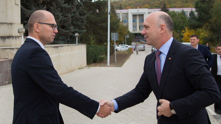 Simpatizanţii DA l-au huiduit pe Filip la Nisporeni. Foto: gov.md