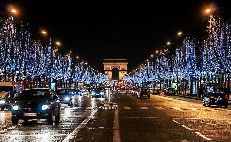 La Paris s-a dat, oficial, startul sezonului de Crăciun