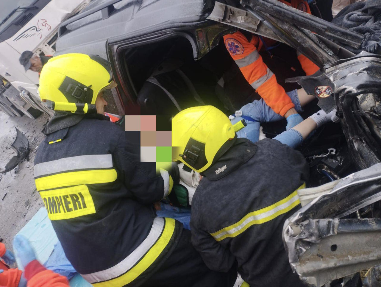 Accident grav la Cantemir: Trei persoane, spitalizate după o coliziune frontală.