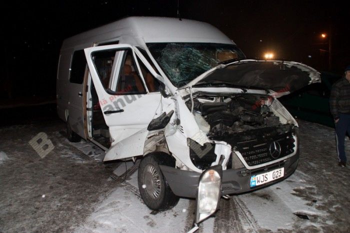 Un microbuz cu moldoveni care venea din Germania a fost lovit aseară în România de un tren care mergea la Bistrița-Bârgăului. 