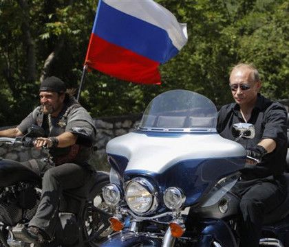 CNN a realizat un reportaj despre unul dintre cele mai vechi grupuri de motociclisti din Rusia - "Lupii noptii" - sustinatori infocati ai lui Vladimir Putin.