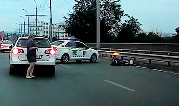 На виадуке произошло ДТП с участием мотоциклиста.