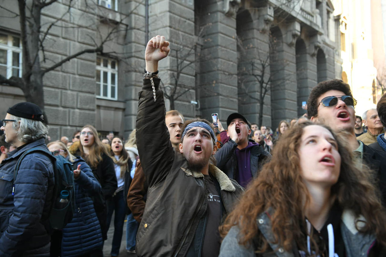 Протестующие в Сербии начали блокаду движения в Белграде.