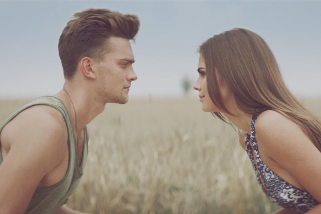 Xenia Deli s-a filmat gratis în videoclipul lui Roma Stein.