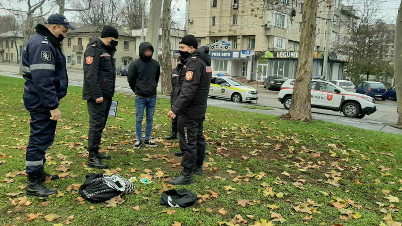 Карабинеры задержали юношу с 52 пакетами наркотического вещества.