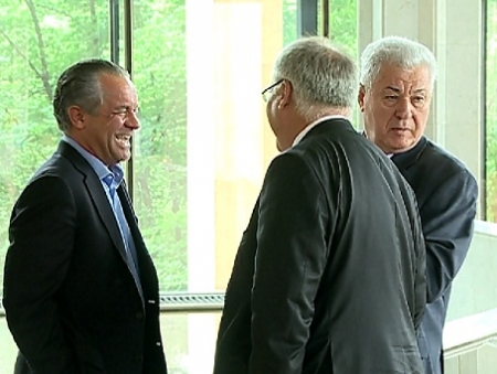  Politicienii nu se lasă de glume nici la ședinta Parlamentului.