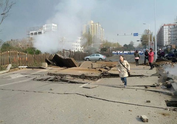 Взрыв был такой силы, что на соседних улицах треснул асфальт. Фото: rg.ru
