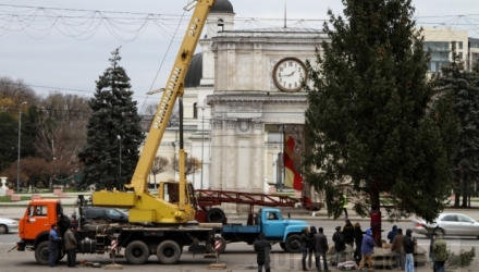 Рождественская елка была установлена вчера на центральной площади. Фото: jurnal.md