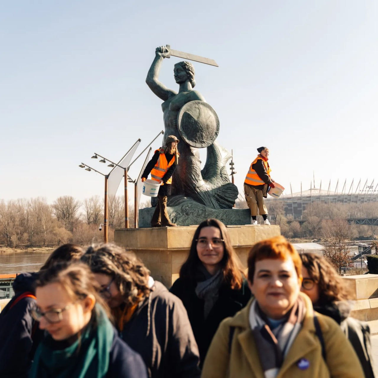 В Польше климатические активистки облили краской Варшавскую русалку.