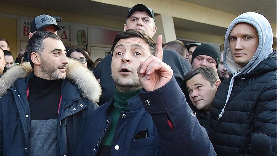 По словам Зеленского, деньги выделили его партнеры из студии «Квартал 95», друзья и он сам.