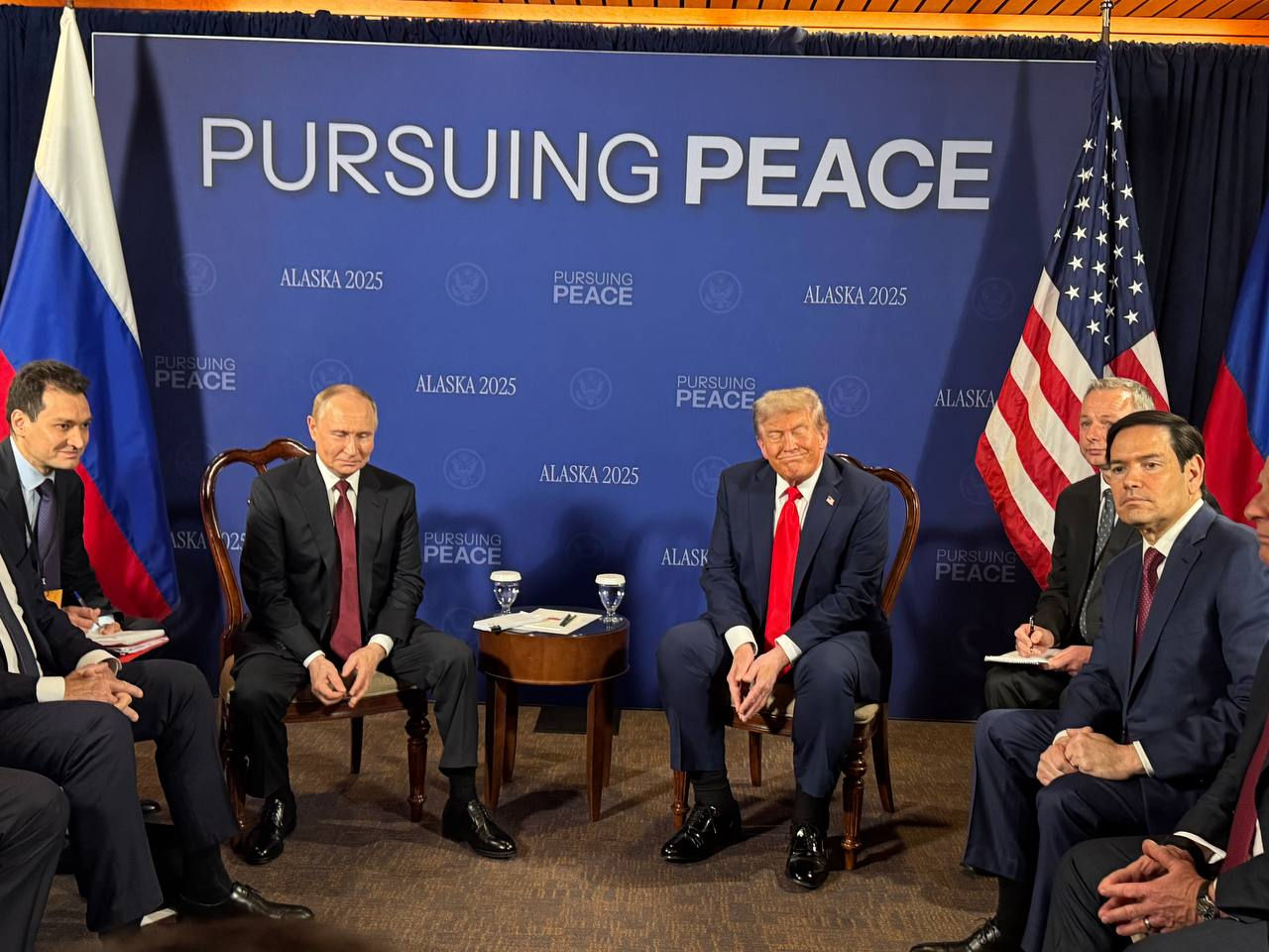 Путин и Трамп встретились в аэропорту Анкориджа.