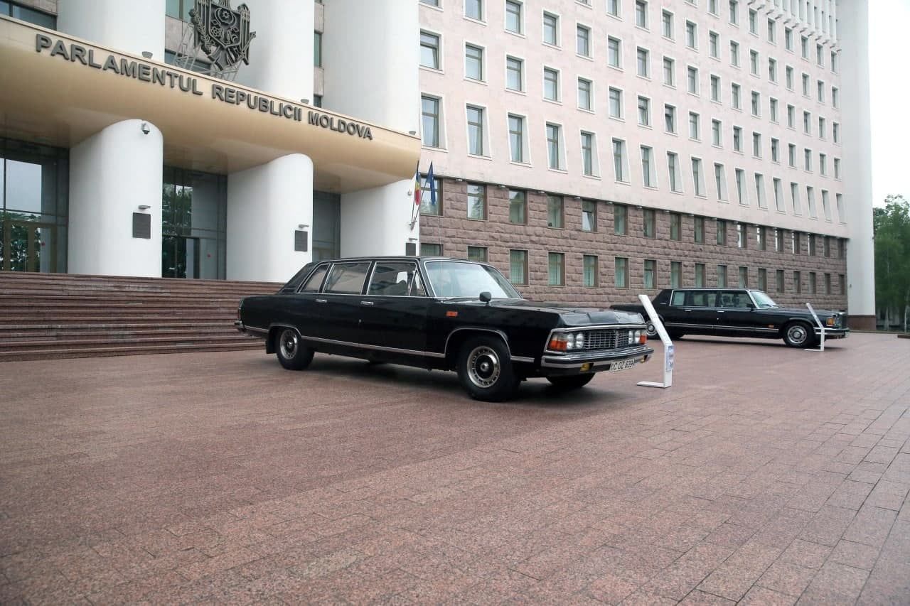 Перед зданием парламента выставлены ретроавтомобили «Газ-14» и «ЗИЛ 41047».