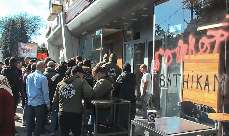 Неонацисты разгромили кафе в Житомире из-за карты Украины без Крыма.