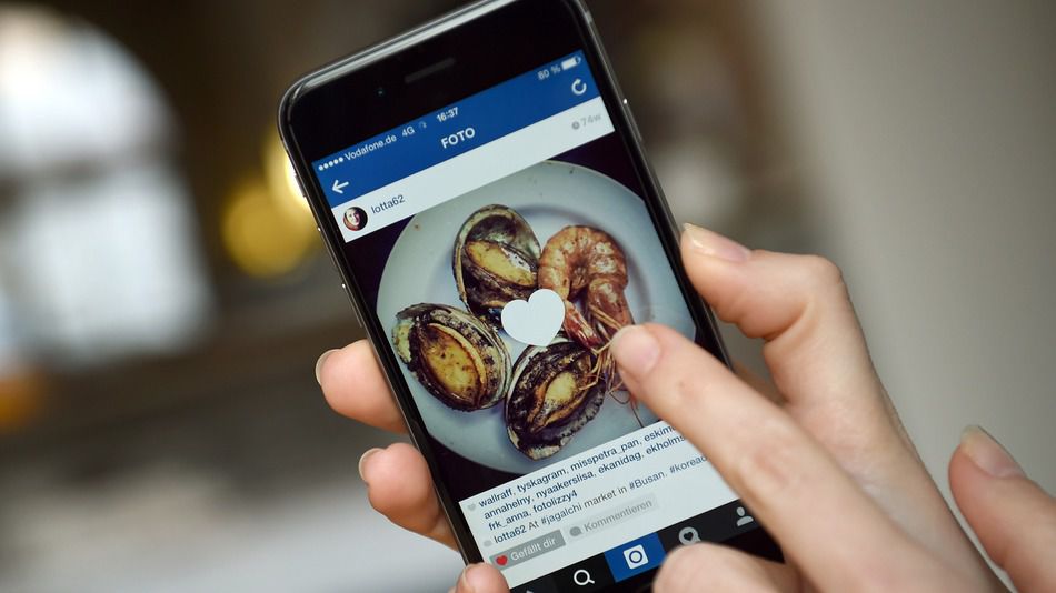 Instagram научится переводить описание фото.