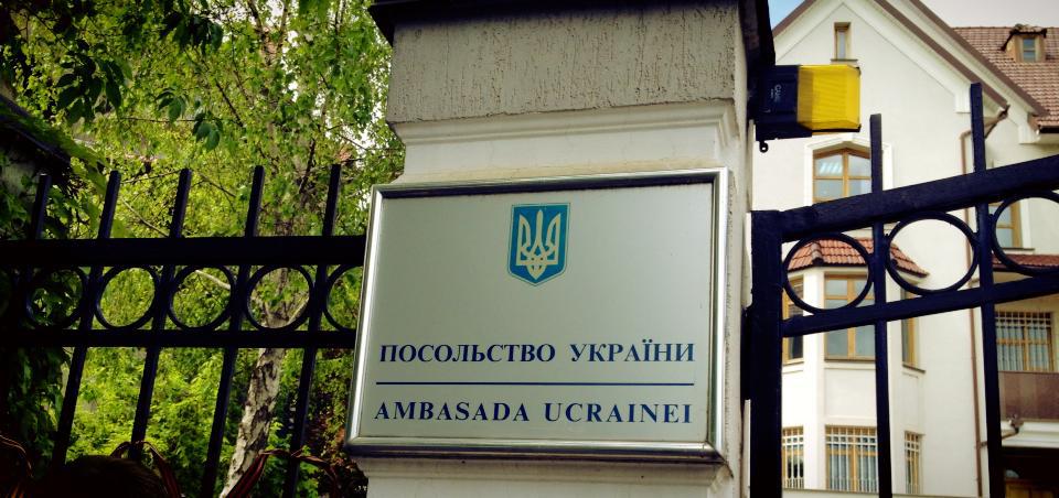 Вывешивание любой символики на территории дипмиссии будет рассматриваться как административное правонарушение и повлечет за собой наказание.