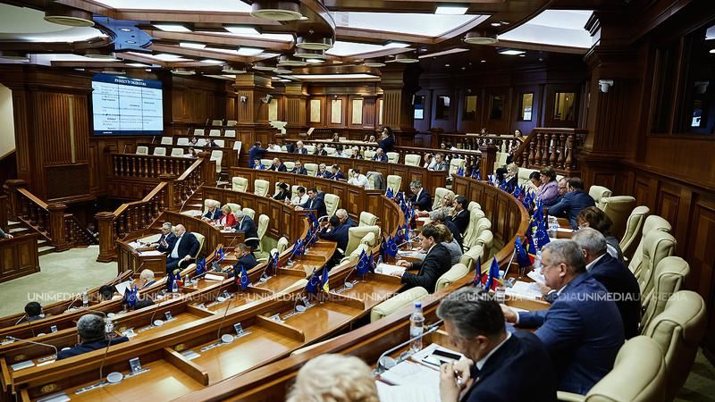 Парламент продлил срок действия комиссии по расследованию попытки путча.