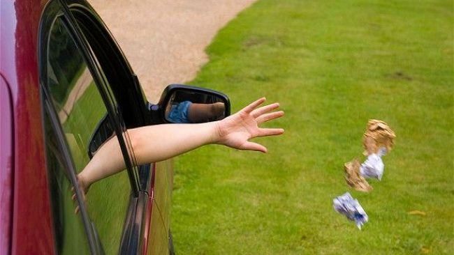 Şoferii şi pasagerii care aruncă gunoiul din maşină vor fi sancţionaţi. Foto: autoelite.ro