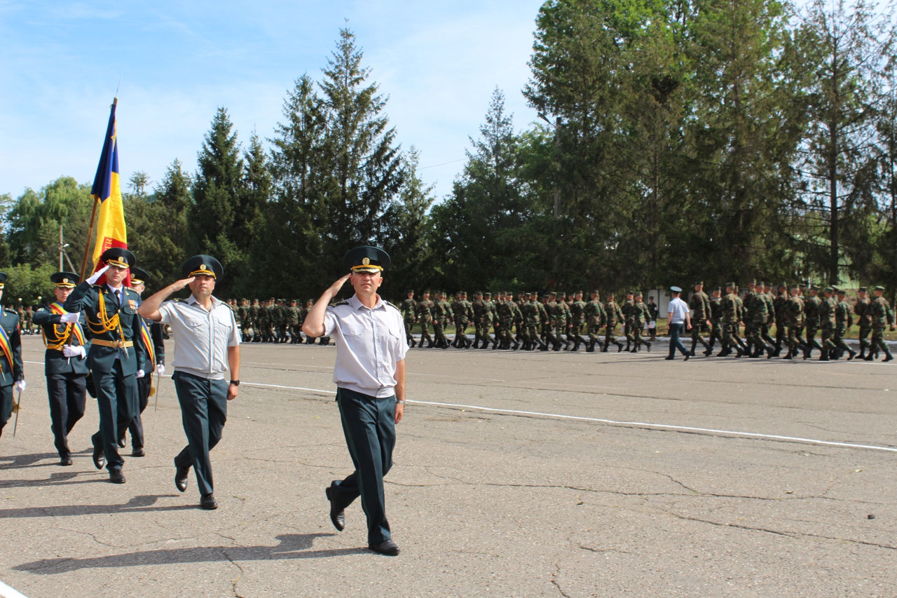 Более 300 молодых людей из Молдовы приняли военную присягу.