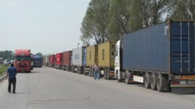 Zeci de tiruri aşteaptă ore întregi în cozi kilometrice, la intrarea în ţară,la postul vamal Tudora-Starokazacie. 