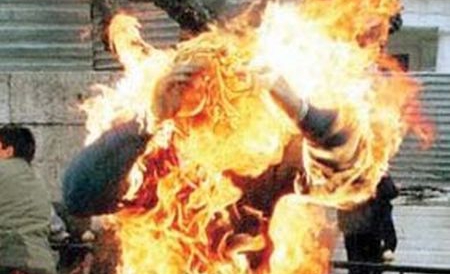 Bărbatul s-a incendiat în faţa sediului Preşedinţiei Italiei, în centrul Romei, el suferind arsuri pe 50 la sută din suprafaţa corpului.