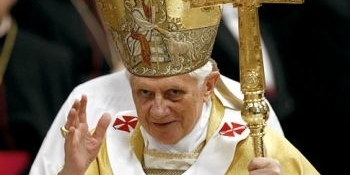Astfel, pe coperțile ediției din luna iulie, revista germană afișează două imagini cu Papa Benedict în ipostaze stânjenitoare.