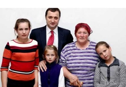 4 июня 2010 г. Влад Филат обещал, что до тех пор, пока будет находиться на должности премьер-министра, его зарплата будет перечисляться семье Рудяну. 