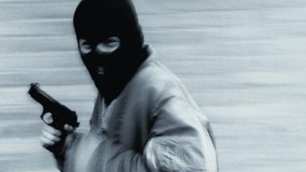 Se pare că acesta le-ar fi arătat celor din bancă o bombă falsă într-o sacoşă
