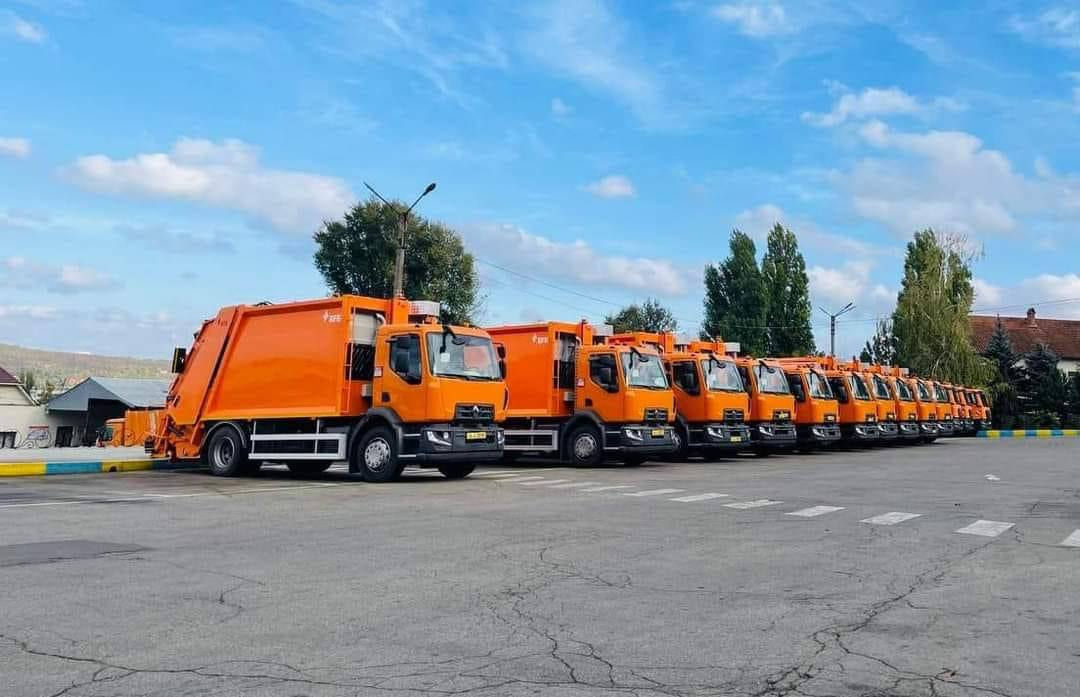 В Кишинев прибыли 10 мусоровозов из 30 закупленных на деньги ЕБРР и ЕИБ.