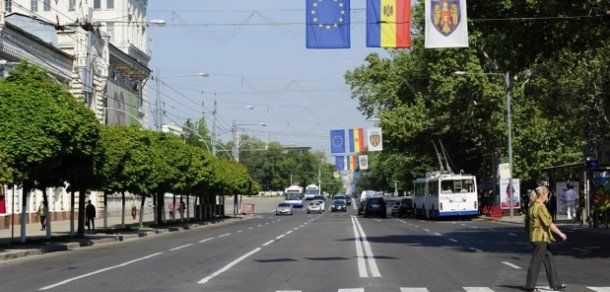 Pe strada Vasile Alecsandri se finalizează lucrările de amenajare stradală. Foto: media.realitatea.md