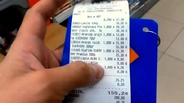 Un tânăr a avut parte de o surpriză neplăcută după ce a făcut cumpărături într-un market din Chișinău.  Foto: captură video