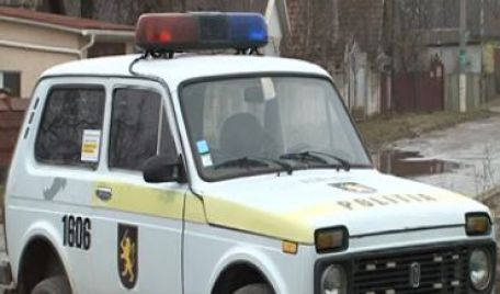 Moarte suspectă în localitatea Voinova, raionul Străşeni. O femeie de 51 de ani a fost găsită fără suflare, după ce aseară ar fi fost snopită în bătaie de doi bărbaţi.