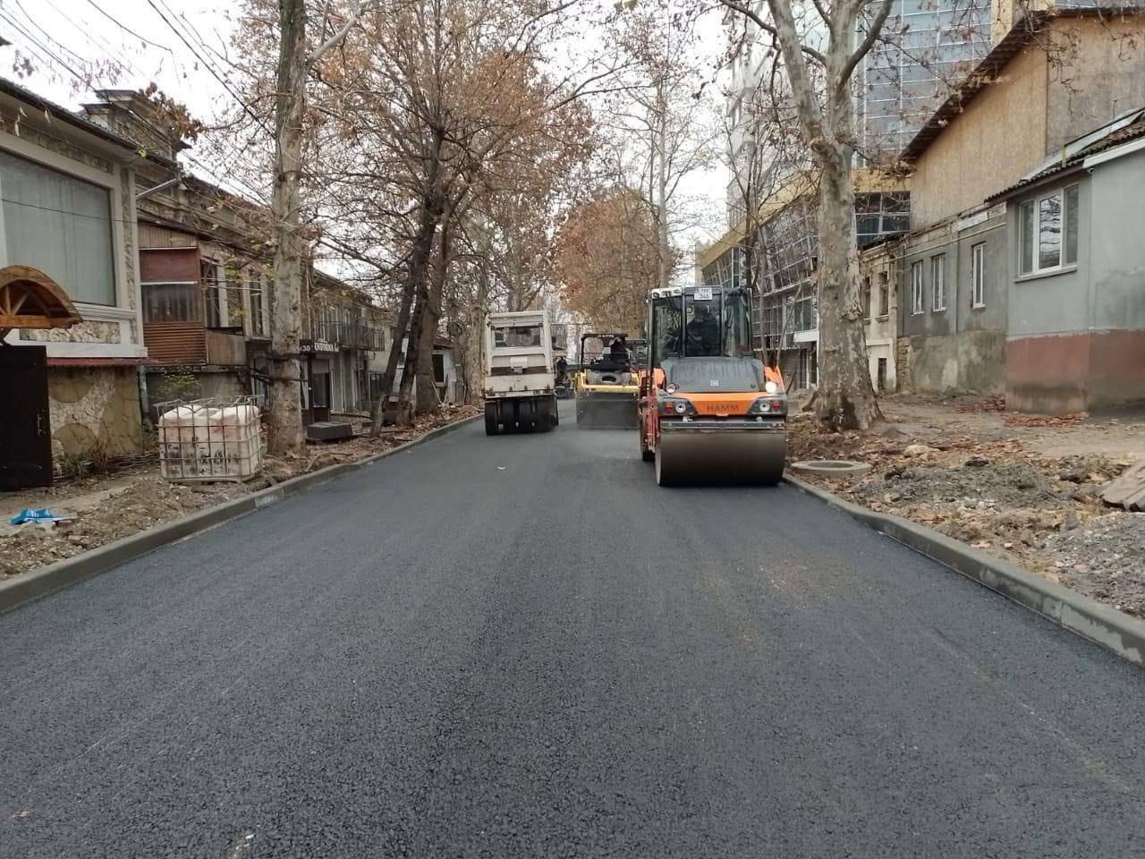 На нескольких улицах в центре Кишиневе ведутся последние работы в этом году.