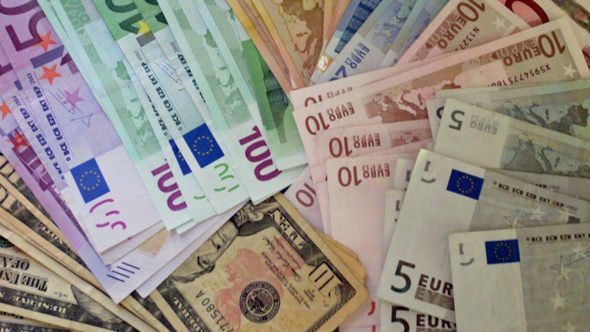 Experţii explică majorarea cumpărărilor de valută prin faptul că populaţia şi-a pierdut încrederea în leul moldovenesc. Foto: moldova24.info
