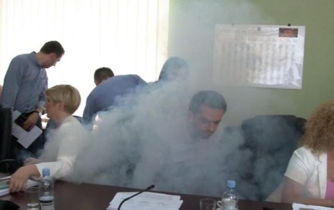Оппозиционный депутат распылил слезоточивый газ в парламенте Косово.