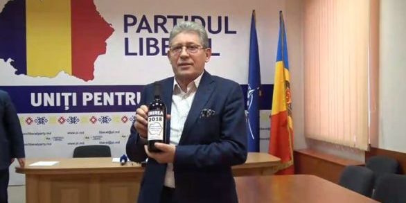 Liderul PL, Mihai Ghimpu, cu o sticlă de vin în direct la TV.