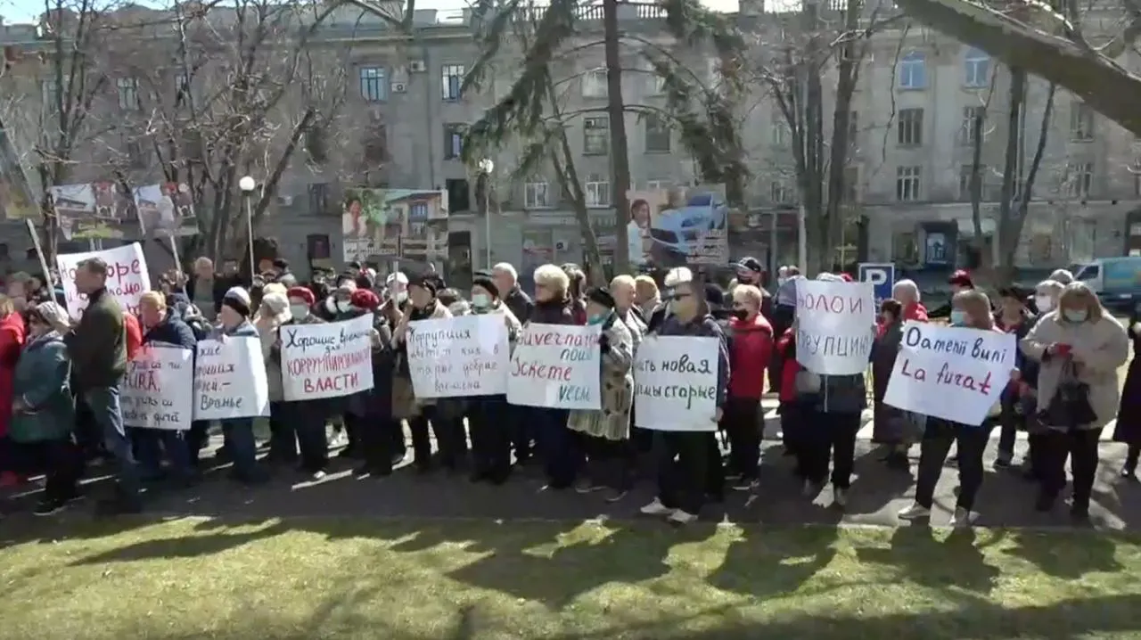 Сторонники партии "Шор" провели акцию протеста у здания правительства.